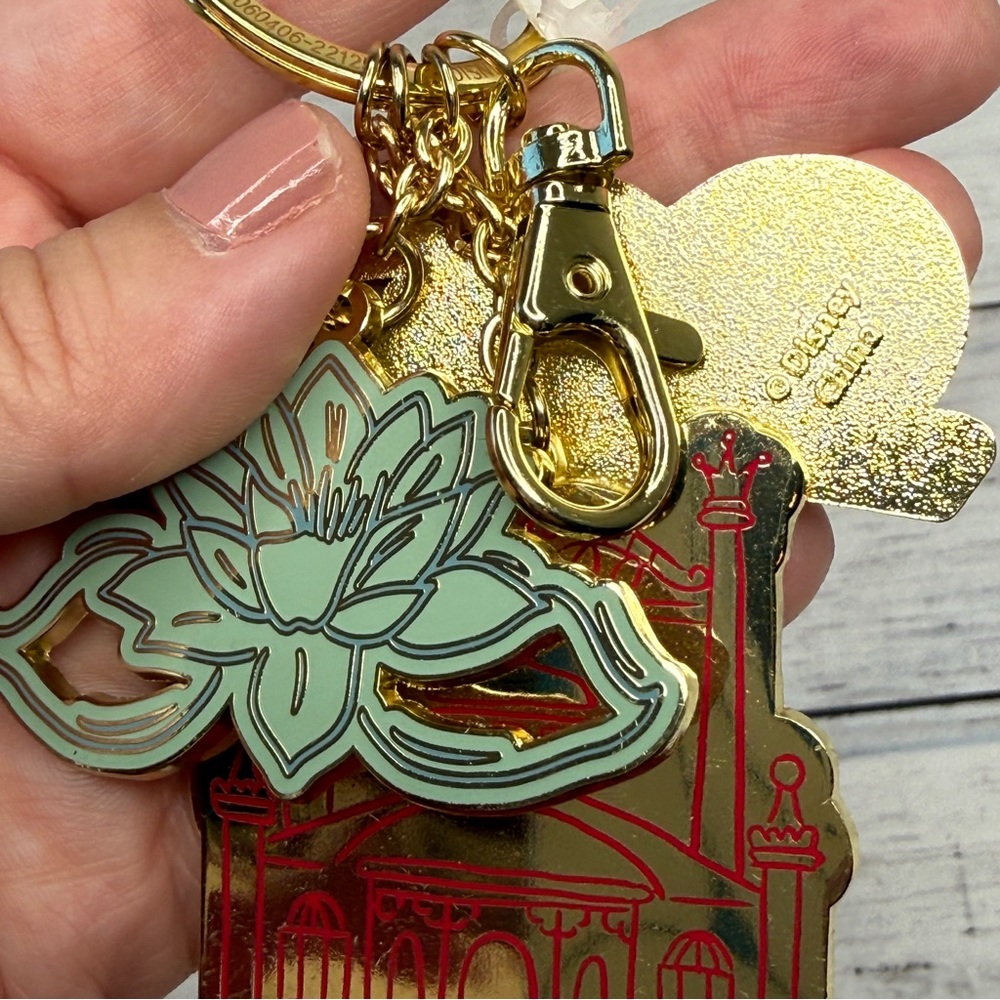 Gold Tiana Disney Princess keychain NWOT - Picture 3 of 3